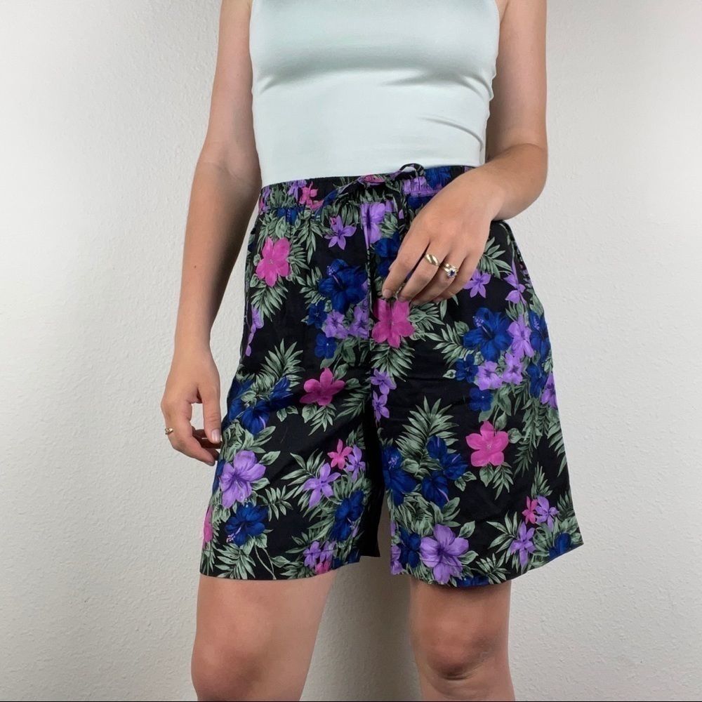 Vintage Women’s 90s Jones New York High Rise Dark Floral Cargo Bermuda Shorts M